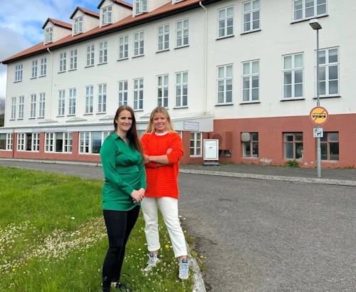 Áslaug Arna Sigurbjörnsdóttir, háskóla-, iðnaðar- og nýsköpunarráðherra, ásamt Eddu Matthíasdóttur, framkvæmdastjóra Háskólans á Hólum.