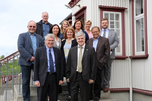 Haraldur L. Haraldsson, bæjarstjóri Hafnarfjarðar og Benedikt Jóhannesson, fjármála- og efnahagsráðherra, undirrituðu samninginn í dag. 