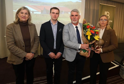 Hanna Katrín Friðriksson atvinnuvegaráðherra við afhendingu landbúnaðarverðlaunanna 2026 ásamt Hauki Arnarsyni, Arnari Bjarna Eiríkssyni og Berglindi Bjarnadóttur, ábúendum í Gunnbjarnarholti.