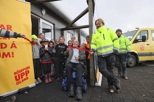 Eggert N. Bjarnason íbúi í Vogum klippti á borðann þegar rampur nr. 1.100 var vígður.