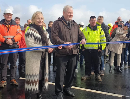 Bergþóra Þorkelsdóttir, forstjóri Byggðastofnunar, og Sigurður Ingi Jóhannsson, innviðaráðherra, opnuðu Suðurlandsvega milli Hveragerðis og Selfoss.