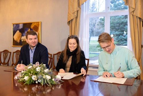 Ásmundur Einar Daðason, mennta- og barnamálaráðherra, Katrín Jakobsdóttir forsætisráðherra og Álfur Birkir Bjarnason, formaður Samtakanna ´78, undirrita samningana.