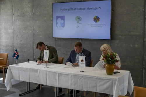 Frá undirrituninni í Hveragerði í dag.