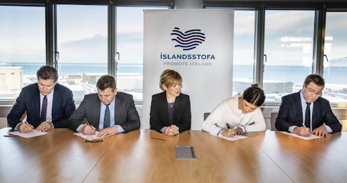 Frá undirritun samningsins. Frá vinstri: Bjarni Benediktsson, fjármála- og efnahagsráðherra, Guðlaugur Þór Þórðarson, utanríkis- og þróunarsamvinnuráðherra, Hildur Árnadóttir, formaður stjórnar Íslandsstofu, Þórdís Kolbrún Gylfadóttir Reykfjörð, ferðamála-, iðnaðar- og nýsköpunarráðherra, og Pétur Óskarsson, framkvæmdastjóri Íslandsstofu.