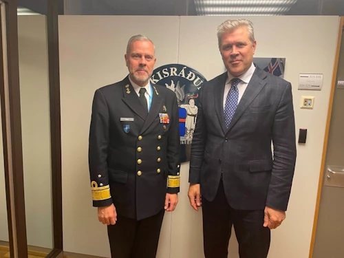 Rob Bauer, formaður hermálanefndar NATO, ásamt Bjarna Benediktssyni, utanríkisráðherra.