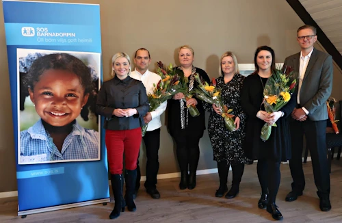 Lilja Alfreðsdóttir mennta- og menningarmálaráðherra og Ragnar Schram framkvæmdastjóri SOS Barnaþorpanna ásamt fulltrúum kennara sem tóku á móti viðurkenningunni: Vilborgu Guðnýju Valgeirsdóttur frá leikskólanum Vallarseli á Akranesi, Írisi Dröfn Halldórsdóttur frá Myllubakkaskóla í Reykjanesbæ, Birnu Björk Reynisdóttur frá Egilstaðaskóla og Mark Andrew Zimmer frá Menntaskólanum í Hamrahlíð.