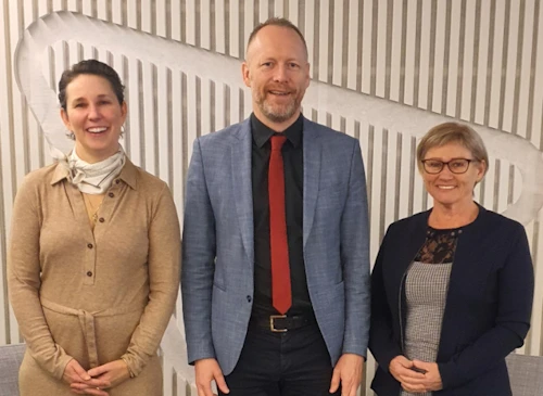 Nichole Leigh Mosty, forstöðukona Fjölmenningarseturs, Guðmundur Ingi Guðbrandsson, félags- og vinnumarkaðsráðherra, og Erla Björg Sigurðardóttir, félagsmálastjóri sveitarfélagsins Hornafjarðar.