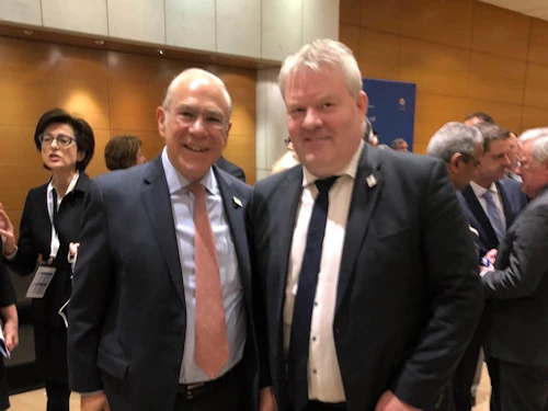 Sigurður Ingi Jóhannsson, samgöngu- og sveitarstjórnarráðherra, með Angel Gurría, framkvæmdastjóra OECD.