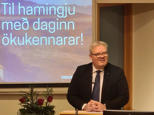 Sigurður Ingi Jóhannsson, innviðaráðherra, við útskrift ökukennara en Endurmenntun Háskóla Íslands sér um ökukennaranám  í samstarfi við Samgöngustofu og Menntavísindasvið HÍ.