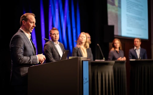 Sigurður Hannesson, framkvæmdastjóri Samtaka iðnaðarins, stýrði pallborði með þátttöku nokkurra stjórnenda hjá ríkisstofnunum.