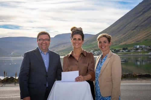 Þórdís Kolbrún Reykfjörð Gylfadóttir, utanríkisráðherra, Hildur Árnadóttir, formaður stjórnar Íslandsstofu og Pétur Þ. Óskarsson, við undirritun samkomulags.  