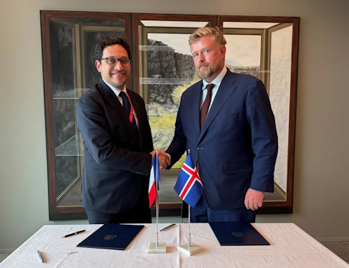 Jónas G. Allansson skrifstofustjóri varnarmálaskrifstofu utanríkisráðuneytisins og Alexandre Escorcia, skrifstofustjóri málefna Evrópu, Norður-Ameríku og fjölþjóðasamstarfs hjá varnarmálaráðuneyti Frakklands, að lokinni undirskrift.