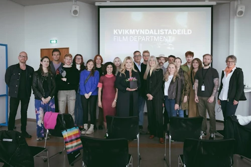 Ráðherra ásamt nemendum og kennurum kvikmyndalistadeildar, deildarstjóra og rektor Listaháskóla Íslands.