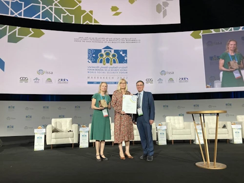 Huld Magnúsdóttir, forstjóri TR, tekur við viðurkenningunni í Marrakesh. Mynd/ISSA