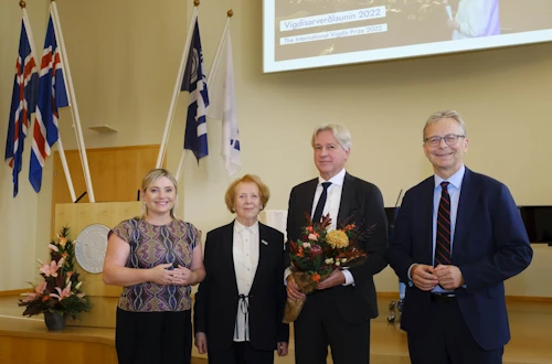 Juergen Boos ásamt Vigdísi Finnbogadóttur, fyrrverandi forseta Íslands, Lilju Alfreðsdóttur menningar- og viðskiptaráðherra og Jóni Atla Benediktssyni, rektor Háskóla Íslands.