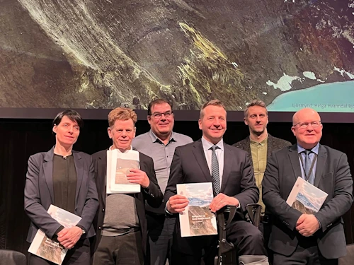 Guðlaugur Þór Þórðarson, umhverfis-, orku- og loftslagsráðherra ásamt starfshópnum, sem var skipaður þeim Guðrúnu Svanhvíti Magnúsdóttur, Árna Finnssyni og Sveinbirni Halldórssyni. Á myndinni eru einnig Magnús Guðmundsson og Steinar Kaldal frá ráðuneytinu sem unnu með hópnum.