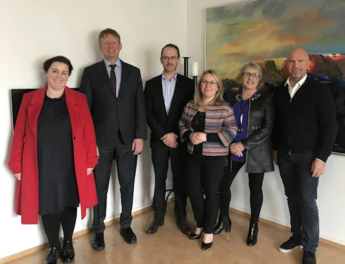 Sigríður Á. Andersen, dómsmálaráðherra, ásamt Páli Winkel, forstjóra fangelsismálastofnunar, Þráni Farestveit, framkvæmdastjóra Verndar, Elsu Dóru Grétarsdóttur, formanns stjórnar Verndar, Hauki Guðmundssyni, ráðuneytisstjóra dómsmálaráðuneytis og Rögnu Bjarnadóttur, skrifstofustjóra í dómsmálaráðuneyti