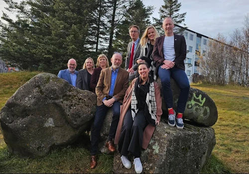Guðmundur Ingi Guðbrandsson, félags- og vinnumarkaðsráðherra, ásamt Berglindi Rós Magnúsdóttur, formanni samstarfshóps um heildarendurskoðun á framhaldsfræðslukerfinu; skýrsluhöfundunum Nichole Leigh Mosty, Hróbjarti Árnasyni og Ásgeiri Brynjari Torfasyni; og Gissuri Péturssyni, Huldu Önnu Arnljótsdóttur og Hildi Margréti Hjaltested úr félags- og vinnumarkaðsráðuneytinu. 