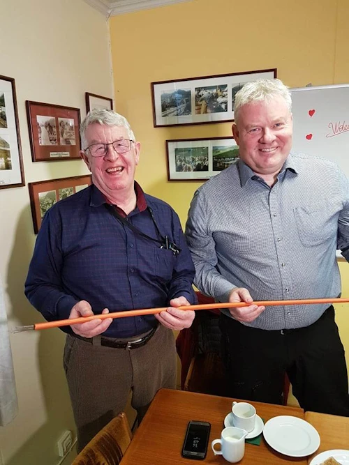 Sigfús í Brekku og Sigurður Ingi með ljósleiðarann í hendi sér.