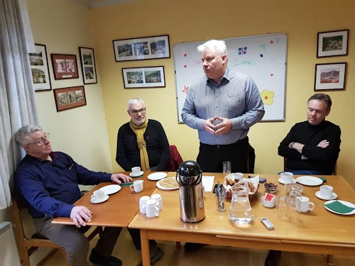 Sigurður Ingi Jóhannsson, samgöngu- og sveitarstjórnarráðherra, flytur ávarp við athöfnina á Sólbrekku. Sitjandi eru Sigfús Vilhjálmsson í Brekku, Þórhallur Ólafsson, framkvæmdastjóri Neyðarlínunnar og Jón Björn Hákonarson, formaður Fjarskiptasjóðs.