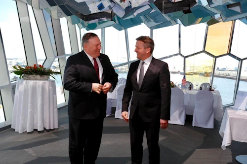 Michael Pompeo, utanríkisráðherra Bandaríkjanna, og Guðlaugur Þór Þórðarson utanríkisráðherra við upphaf fundarins í Hörpu