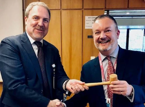 Kristján Andri Stefánsson, sendiherra og fastafulltrúi Íslands hjá UNESCO, tekur við formennskunni af breska starfsbróður sínum. Matthew Lodge
