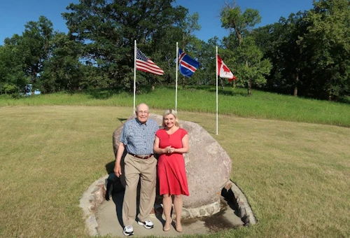 John Johnsson og Lilja Alfreðsdóttir mennta- og menningarmálaráðherra við minnisvarða Stephan G. Stephanssson