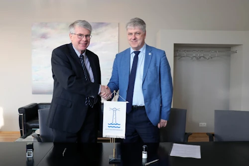 Benedikt Jóhannesson, fjármála- og efnahagsráðherra og Haraldur L. Haraldsson, bæjarstjóri Hafnarfjarðar, undirrituðu samninginn. 