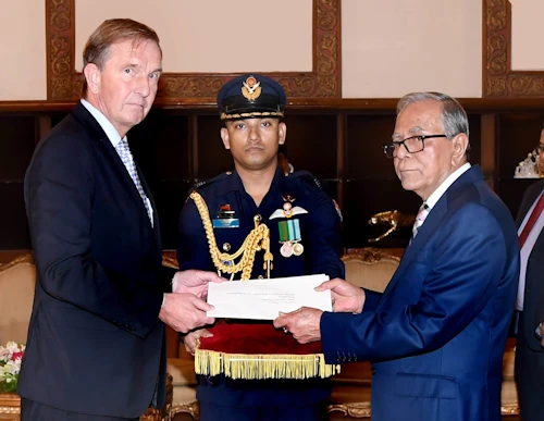 Guðmundur Árni Stefánsson sendiherra í Nýju Delí, Indlandi, afhendir forseta Bangaldesh, Abdul Hamid, trúnaðarbréf sitt sem sendiherra Íslands gagnvart Bangladesh