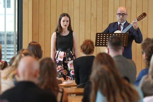 Eva Jáuregui og Francisco Javier Jáuregui flytja tónlistaratriði við úthlutun styrkja úr Barnamenningarsjóði.
