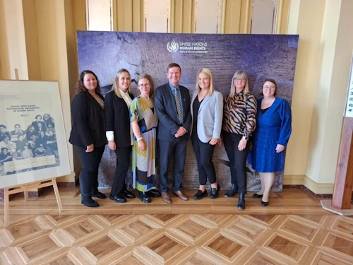 Sendinefnd Íslands. Frá vinstri: Arndís Dögg Arnardóttir, innviðaráðuneytinu, Silja Stefánsdóttir, mennta- og barnamálaráðuneytinu, Ragnheiður Kolsöe, fastanefnd Íslands í Genf, Benedikt Árnason, ráðuneytisstjóri forsætisráðuneytisins og formaður sendinefndarinnar, Elísabet Gísladóttir, félags- og vinnumarkaðsráðuneytinu, María Sæm Bjarkardóttir, heilbrigðisráðuneytinu, og Áshildur Linnet, félags- og vinnumarkaðsráðuneytinu.   