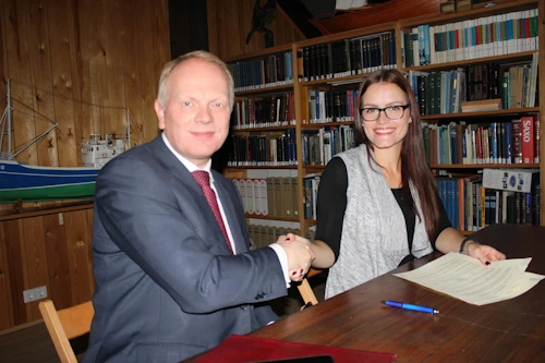 Illugi og Anita undirrita