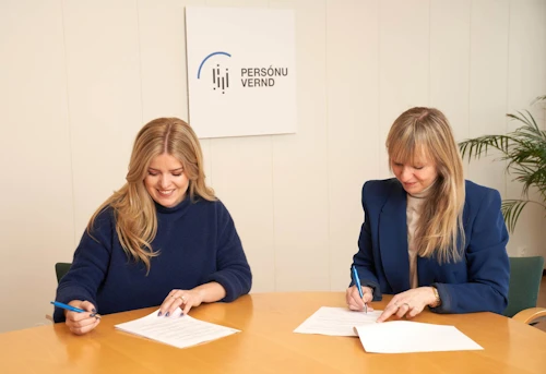 Áslaug Arna Sigurbjörnsdóttir, háskóla-, iðnaðar- og nýsköpunarráðherra, og Helga Þórisdóttir, forst´jori Persónuverndar, við undirritun samningsins.