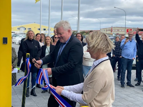 Sigurður Ingi Jóhannsson, samgöngu- og sveitarstjórnarráðherra, og Bergþóra Þorkelsdóttir, forstjóri Vegagerðarinnar, klippa á borða fyrir utan ný húsakynni.