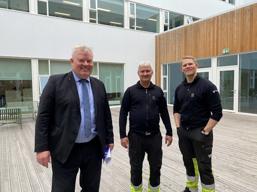 Ráðherra ásamt tveimur starfsmönnum Vegagerðarinnar.