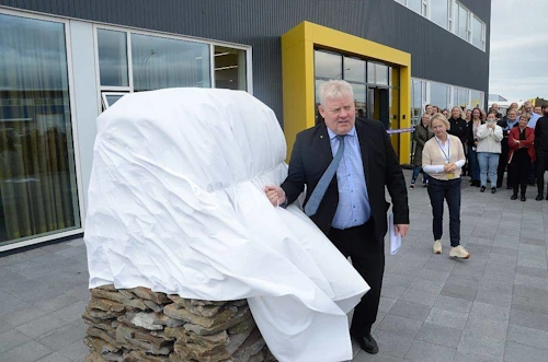 Sigurður Ingi Jóhannsson, samgöngu- og sveitarstjórnarráðherra, afhjúpar vörðu sem flutt var úr Borgartúni og endurhlaðin við Suðurhraun.