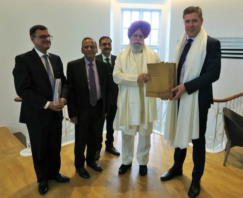Bjarni Benediktsson ásamt S.S. Ahluwalia, upplýsingatæknimálaráðherra Indlands, og indverskri sendinefnd, að loknum fundi ráðherranna í dag. 