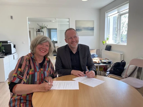Halldóra Dýrleif Gunnarsdóttir, formaður stjórnar Bjarkarhlíðar, og Guðmundur Ingi Guðbrandsson, félags- og vinnumarkaðsráðherra, undirrita styrksamkomulagið.