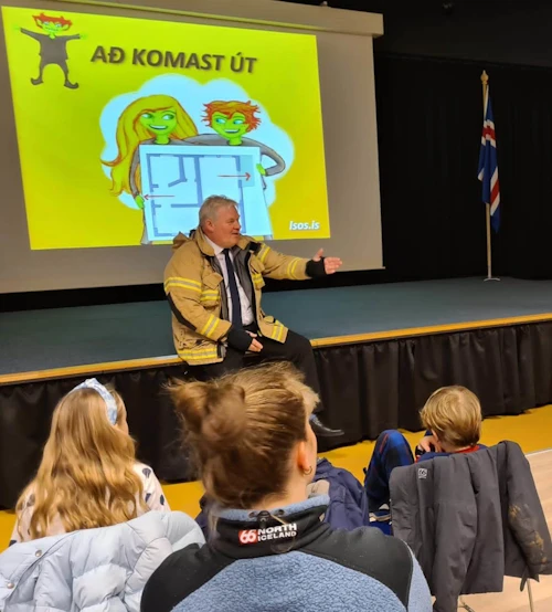 Sigurður Ingi og slökkviliðsmenn svöruðu spurningum barna í 3. bekk Sjálandsskóla um eldvarnir.
