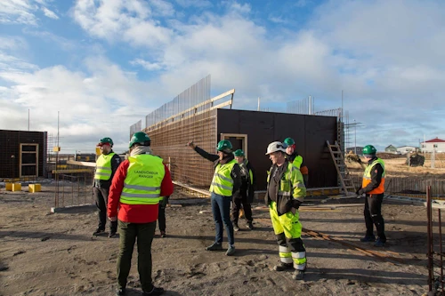 Ráðherra og fylgdarlið njóta hér leiðsagnar Runólfs Þórs Jónssonar, byggingarstjóra þjóðgarðsmiðstöðvar.