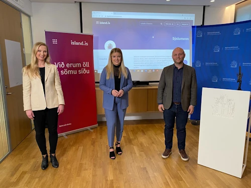 Kristín Þórðardóttir, Áslaug Arna Sigurbjörnsdóttir og Andri Heiðar Kristinsson við opnun nýs vefjar sýslumanna á Ísland.is