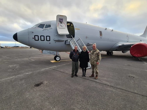 Bryndís Kjartansdóttir, skrifstofustjóri öryggis- og varnarmálaskrifstofu utanríkisráðuneytisins, og Tim Radford hershöfðingi, ásamt yfirmanni P8-flugsveitar Bandaríkjahers.
