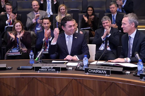 Nikola Dimitrov, utanríkisráðherra Norður-Makedóníu, og Jens Stoltenberg, framkvæmdastjóri NATO, við undirritunarathöfnina.