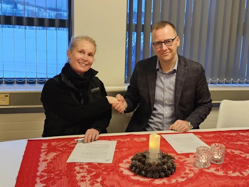 Arnar Már Elíasson forstjóri Byggðastofnunar og Kristín Völundardóttir forstjóri Útlendingastofnunar undirrita samninga um styrki um óstaðbundin störf.