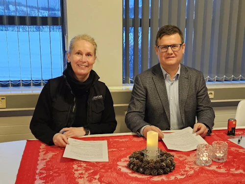 Kristín Völundardóttir forstjóri Útlendingastofnunar og Svavar Pálsson sýslumaður á Norðurlandi eystra undirrita húsaleigusamning.