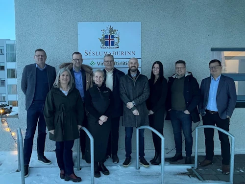 Fulltrúar innviðaráðuneytisins, Byggðastofnunar, Útlendingastofnunar og Sýslumannsins á Norðurlandi eystra fyrir utan skrifstofu Sýslumannsins á Húsavík.