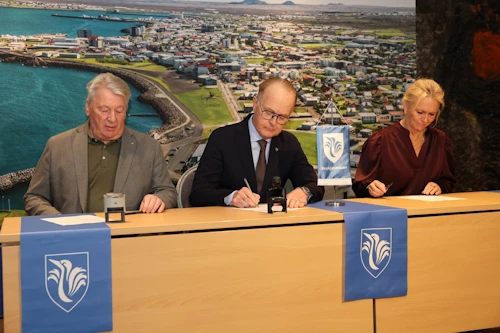 Halldór K. Hermannsson, Kjartan Már Kjartansson og Þorgerður Katrín Gunnarsdóttir undirrita viljayfirlýsinguna í dag.