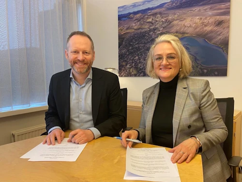 Guðmundur Ingi Guðbrandsson, umhverfis- og auðlindaráðherra, og Sigríður Auður Arnardóttir ráðuneytisstjóri við undirritunina. 