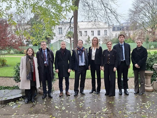 Sendinefndir Íslands og Frakklands í París.