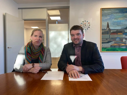 Ásmundur Einar Daðason, félags- og barnamálaráðherra, og Heiðdís Eiríksdóttir, formaður félags heyrnarlausra, undirrita samning um 2 milljóna króna styrk til félags heyrnarlausra